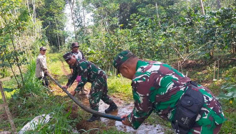 Satgas TMMD Kodim 0704 Banjarnegara Bersama Warga Pasang Pipanisasi Perkuat Akses Air Bersih Hingga Kalibening
