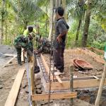 Pratu Firman dan Warga Bangun Pos Kamling