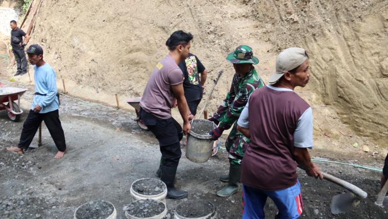 TNI dan Polri Kompak Langsir Split Gotong Royong Percepat Pembangunan Jalan TMMD
