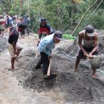 Sartono Cangkul Pasir Demi TMMD Reguler ke-129 Gumelem Kulon