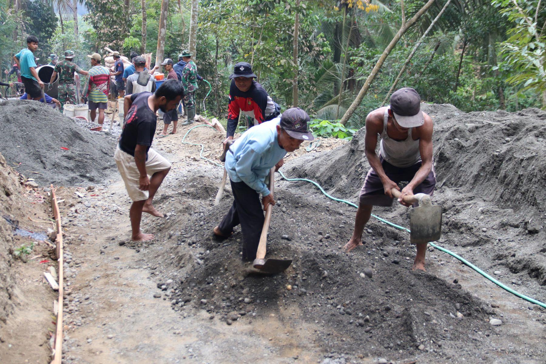 Sartono Cangkul Pasir Demi TMMD Reguler ke-129 Gumelem Kulon