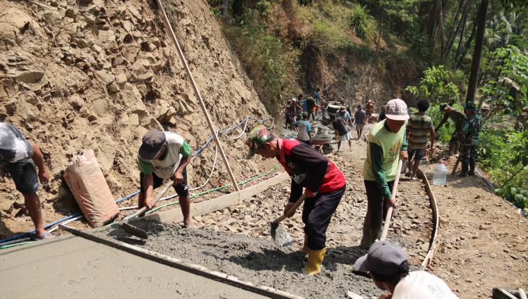 TMMD Reguler ke-129 Pak RW Sakum Setia Dampingi Pembangunan Desa