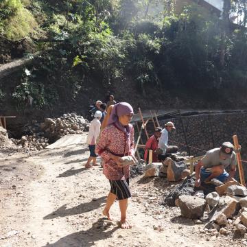 Semangat Bariah Menggerakkan Asa TMMD Gotong Royong Bangun Jalan Masa Depan Desa