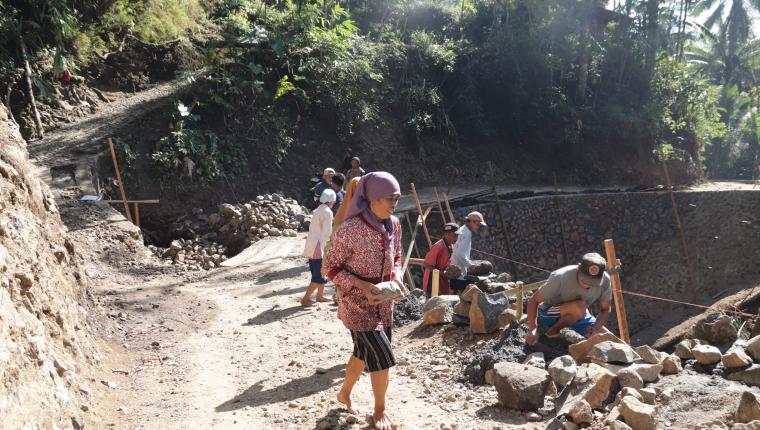 Semangat Bariah Menggerakkan Asa TMMD Gotong Royong Bangun Jalan Masa Depan Desa