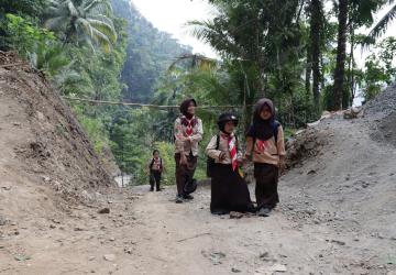 Seragam Pramuka dan Senyum Ceria Kalisa-Arumi Warnai TMMD Reguler ke-129 di Gumelem Kulon