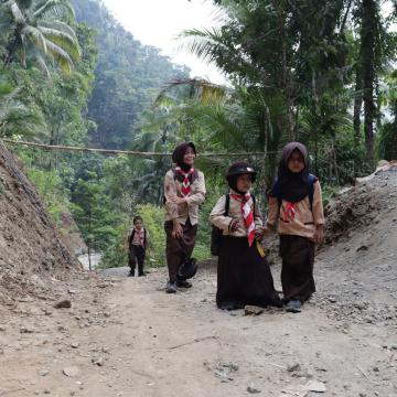 Seragam Pramuka dan Senyum Ceria Kalisa-Arumi Warnai TMMD Reguler ke-129 di Gumelem Kulon
