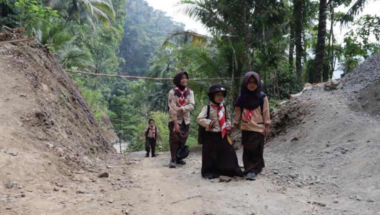 Seragam Pramuka dan Senyum Ceria Kalisa-Arumi Warnai TMMD Reguler ke-129 di Gumelem Kulon