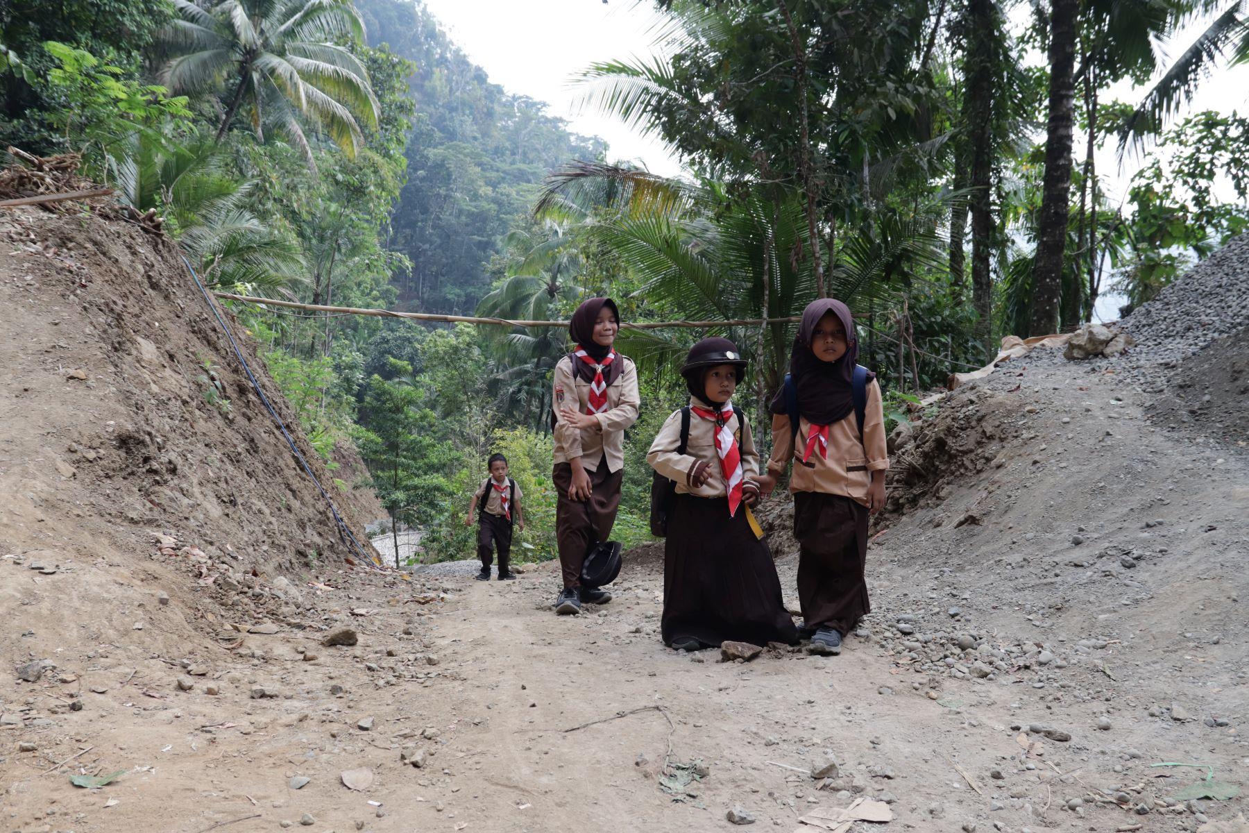 Seragam Pramuka dan Senyum Ceria Kalisa-Arumi Warnai TMMD Reguler ke-129 di Gumelem Kulon