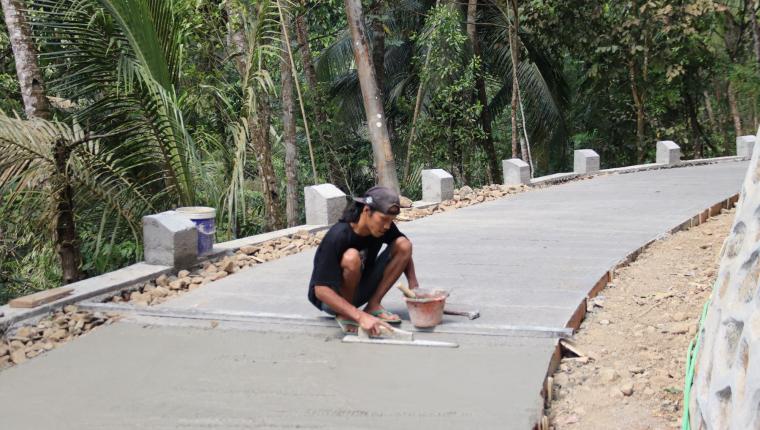 Merapikan Jalan Harapan Warga Gumelem Kulon