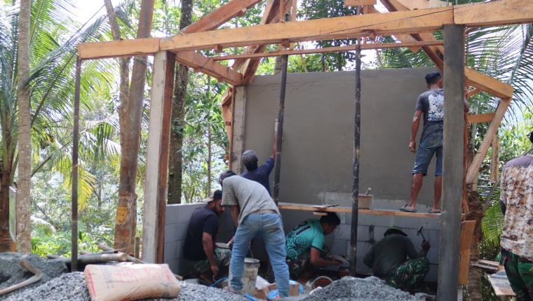 Tangan Sagi Triyono di Balik Kokohnya Pos Kamling TMMD Gumelem Kulon