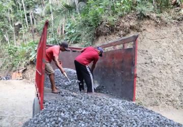 Droping Material Split Dipercepat Satgas TMMD Jaga Ritme Pengecoran