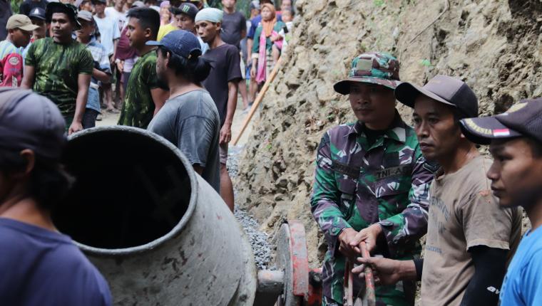 Di Balik Putaran Molen Prajurit Yonif 405 Suryakusuma Wujudkan Jalan Harapan TMMD