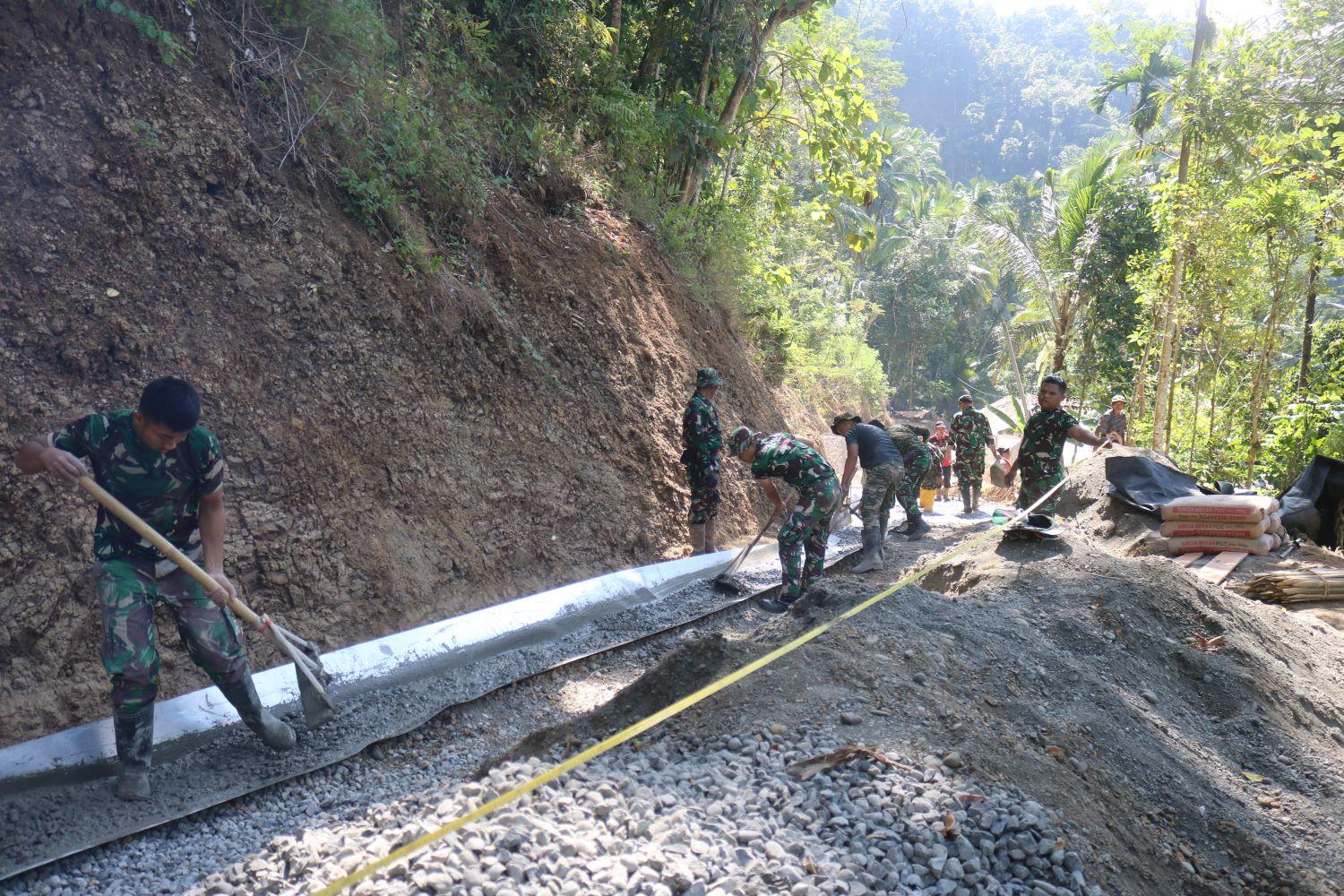 Talang Seng Jadi Andalan Percepat Pengecoran Jalan TMMD di Dusun Kunir