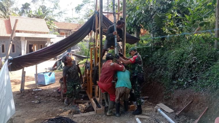 Menggali Harapan dari Perut Bumi Gotong Royong Satgas TMMD dan Warga Hadirkan Sumur Bor untuk Pagedongan