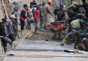 Kebersamaan TNI dan Warga Jadi Kekuatan Utama Percepat Pembangunan Jalan TMMD