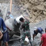 Pratu Farhan Berjibaku dengan Material Demi Percepat Pengecoran Jalan TMMD