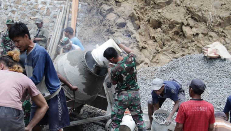 Pratu Farhan Berjibaku dengan Material Demi Percepat Pengecoran Jalan TMMD