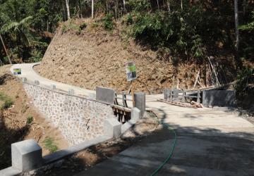 Tinggal Pengecatan Enam Plat Beton TMMD Gumelem Kulon Hampir Sempurna