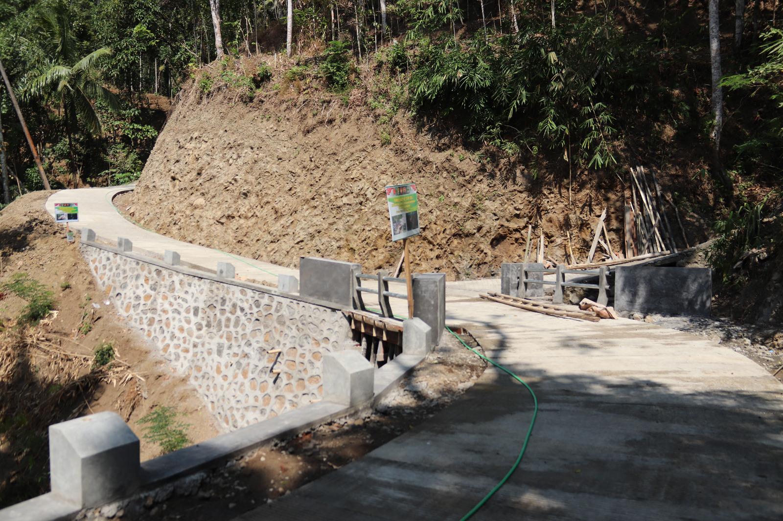 Tinggal Pengecatan Enam Plat Beton TMMD Gumelem Kulon Hampir Sempurna