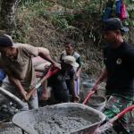 Pratu Iwan Sigap Dorong Angkong Semangat Tanpa Henti Demi Rampungnya Jalan TMMD