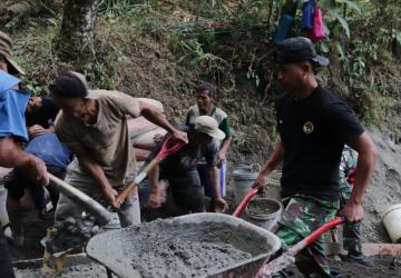 Pratu Iwan Sigap Dorong Angkong Semangat Tanpa Henti Demi Rampungnya Jalan TMMD