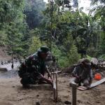 Papan demi Papan Dipasang Serda Simon dan Warga Wujudkan Jalan Impian di Gumelem Kulon