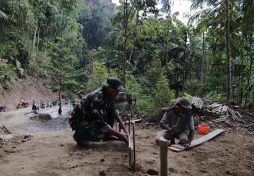 Papan demi Papan Dipasang Serda Simon dan Warga Wujudkan Jalan Impian di Gumelem Kulon