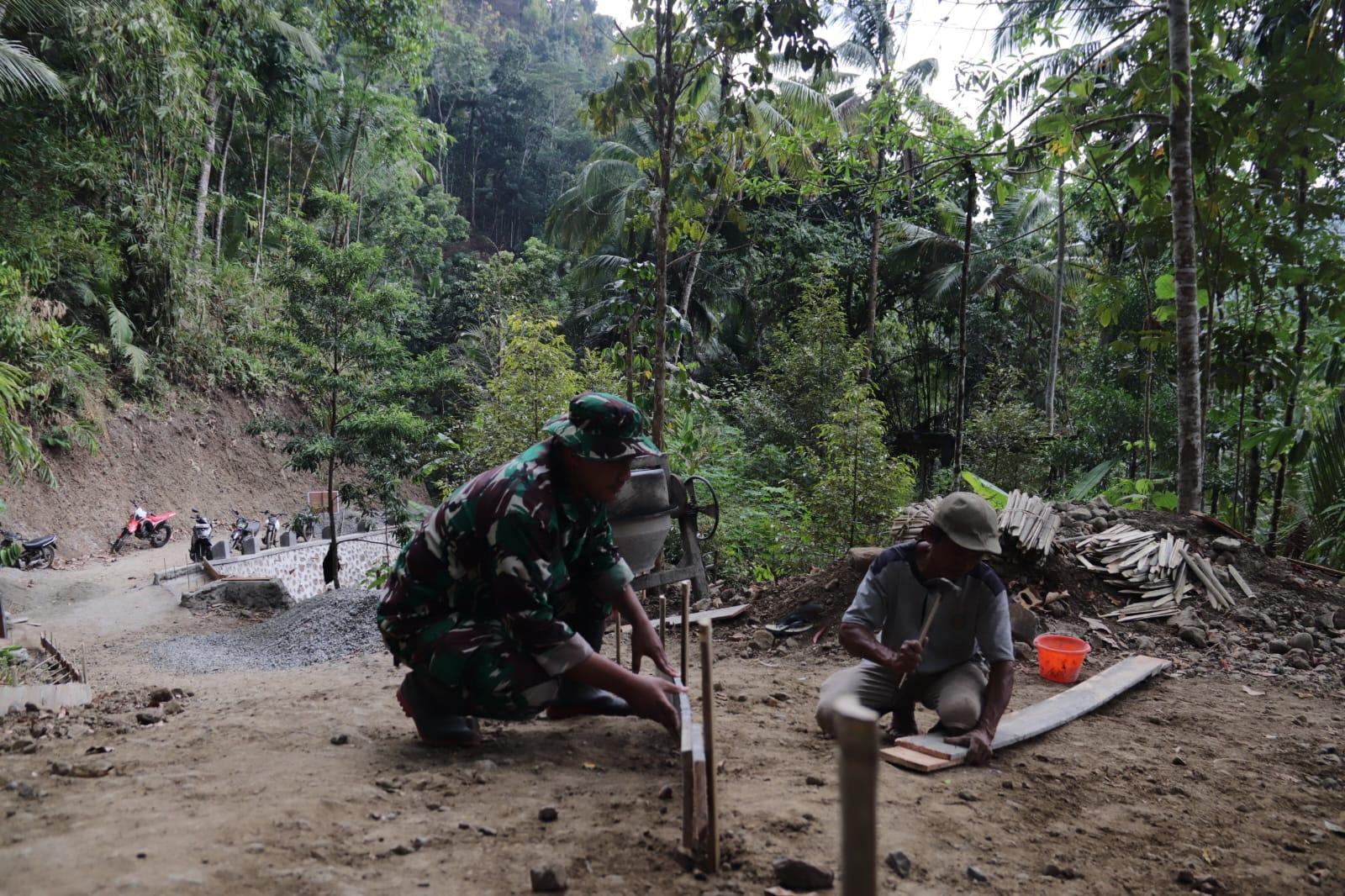 Papan demi Papan Dipasang Serda Simon dan Warga Wujudkan Jalan Impian di Gumelem Kulon