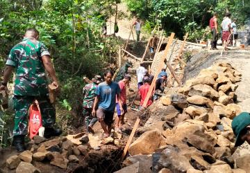 Setapak Demi Setapak Talud TMMD Mulai Menguatkan Jalan dan Harapan Warga Gumelem Kulon