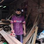 Rosadi Sumbangkan Keahlian Tukang Kayu untuk RTLH Bu Misem di TMMD