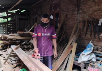 Rosadi Sumbangkan Keahlian Tukang Kayu untuk RTLH Bu Misem di TMMD