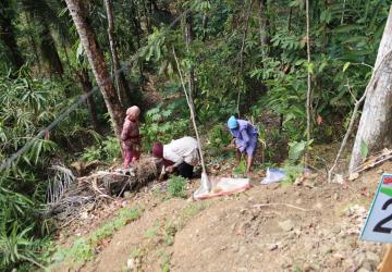 Ibu Sariem dan Kaum Ibu Pungut Batu Kecil Gotong Royong Jadi Kekuatan TMMD