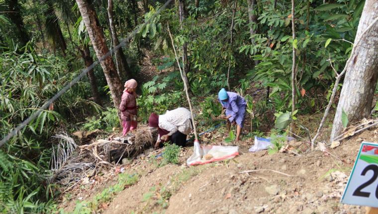 Ibu Sariem dan Kaum Ibu Pungut Batu Kecil Gotong Royong Jadi Kekuatan TMMD