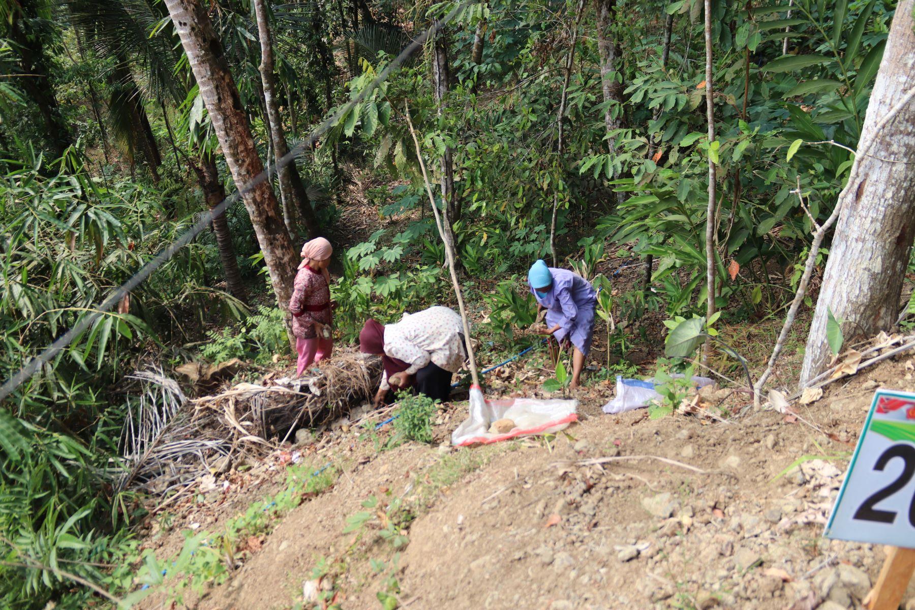 Ibu Sariem dan Kaum Ibu Pungut Batu Kecil Gotong Royong Jadi Kekuatan TMMD