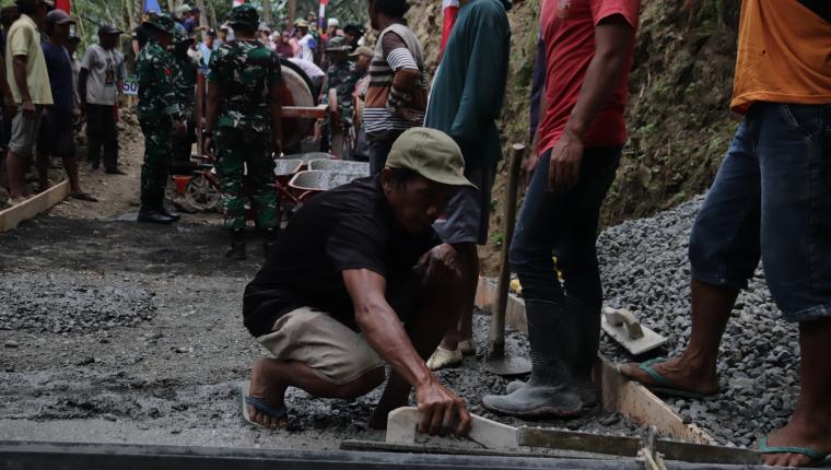 Tangan Matrohim Meratakan Harapan Gotong Royong Warnai Pembangunan Jalan TMMD di Gumelem Kulon