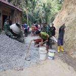 Bahagia Bisa Ambil Bagian Ember Berisi Split Jadi Wujud Gotong Royong TMMD