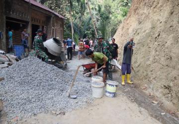 Bahagia Bisa Ambil Bagian Ember Berisi Split Jadi Wujud Gotong Royong TMMD