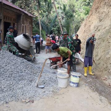 Bahagia Bisa Ambil Bagian Ember Berisi Split Jadi Wujud Gotong Royong TMMD