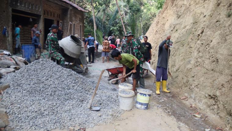 Bahagia Bisa Ambil Bagian Ember Berisi Split Jadi Wujud Gotong Royong TMMD
