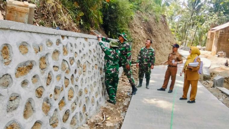 Cek Langsung ke Lapangan Dispermades Pastikan TMMD Berjalan Sesuai Harapan