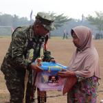 Danrem 071 Wijayakusuma Berikan Bingkisan Sembako Lengkapi Kesan Humanis Penutupan TMMD ke-129