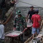 Dorongan Angkong Pratu Sitorus dan Warga Menjadi Tenaga Penggerak Jalan Baru di Gumelem Kulon