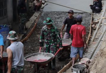 Dorongan Angkong Pratu Sitorus dan Warga Menjadi Tenaga Penggerak Jalan Baru di Gumelem Kulon
