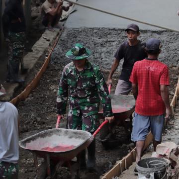 Dorongan Angkong Pratu Sitorus dan Warga Menjadi Tenaga Penggerak Jalan Baru di Gumelem Kulon