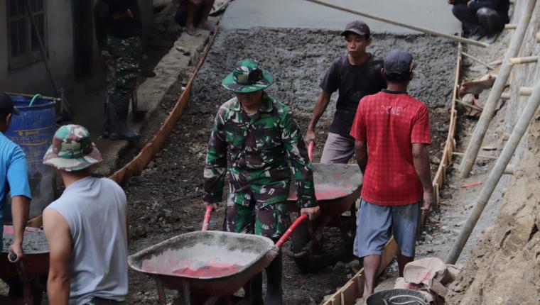 Dorongan Angkong Pratu Sitorus dan Warga Menjadi Tenaga Penggerak Jalan Baru di Gumelem Kulon