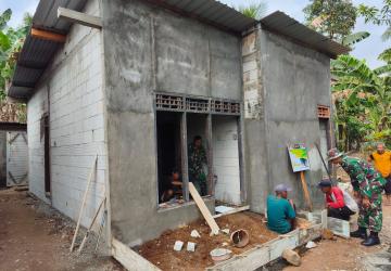 Rumah Pak Toid Kian Layak Huni Pemasangan Keramik Jadi Tanda RTLH Hampir Rampung