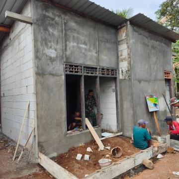 Rumah Pak Toid Kian Layak Huni Pemasangan Keramik Jadi Tanda RTLH Hampir Rampung