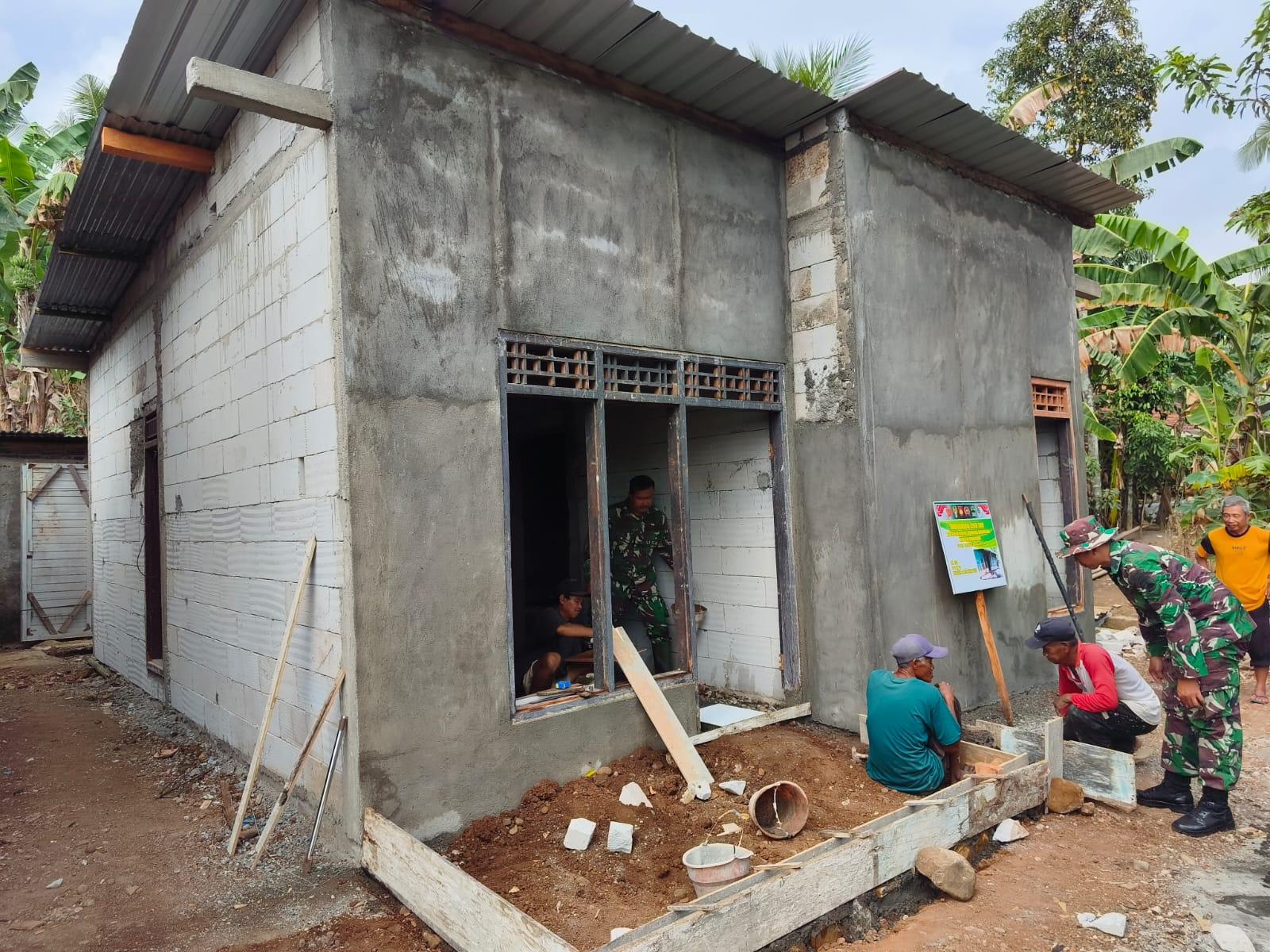 Rumah Pak Toid Kian Layak Huni Pemasangan Keramik Jadi Tanda RTLH Hampir Rampung