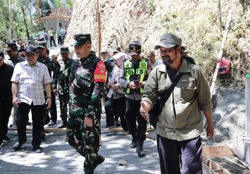 Tak Kenal Lelah di Lapangan Panlak Wondo Dampingi Dandim Pantau Rabat Beton TMMD