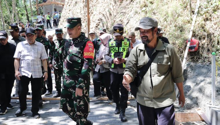 Tak Kenal Lelah di Lapangan Panlak Wondo Dampingi Dandim Pantau Rabat Beton TMMD